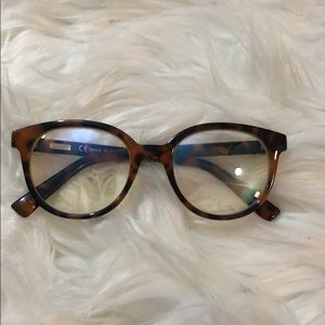 Tortoise shell glasses blue light protecting